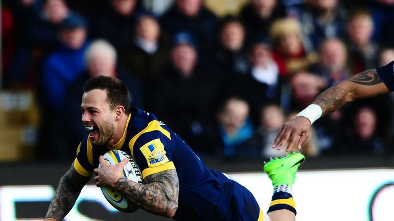  Francois Hougaard dives over to score for Worcester
