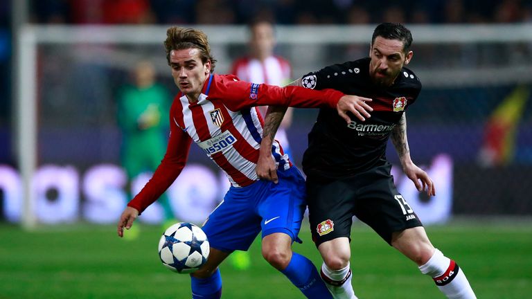 MADRID, SPAIN - MARCH 15: Antoine Griezmann (L) of Atletico de Madrid competes for the ball with Roberto Hilbert (R) of Bayer Leverkusen