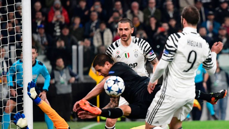 Porto's Uruguayan defender Maxi Pereira (C) deflects the ball as Juventus' forward from Argentina Gonzalo Higuain (R) tries to scores against Porto's Spani