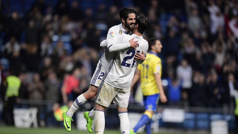 Isco (L) celebrates with Alvaro Morata