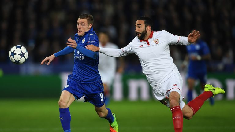 LEICESTER, ENGLAND - MARCH 14:  Jamie Vardy of Leicester City is challenged by Adil Rami of Sevilla during the UEFA Champions League Round of 16, second le