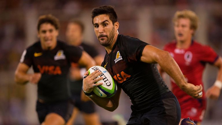 Argentina's Jaguares centre Jeronimo De la Fuente (C) runs to score a try against the Reds 