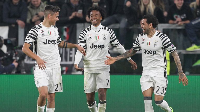 TURIN, ITALY - MARCH 14:  Paulo Dybala (L) of Juventus FC celebrates with his team-mates Juan Cuadrado (C) and Daniel Alves da Silva (R) after scoring the 