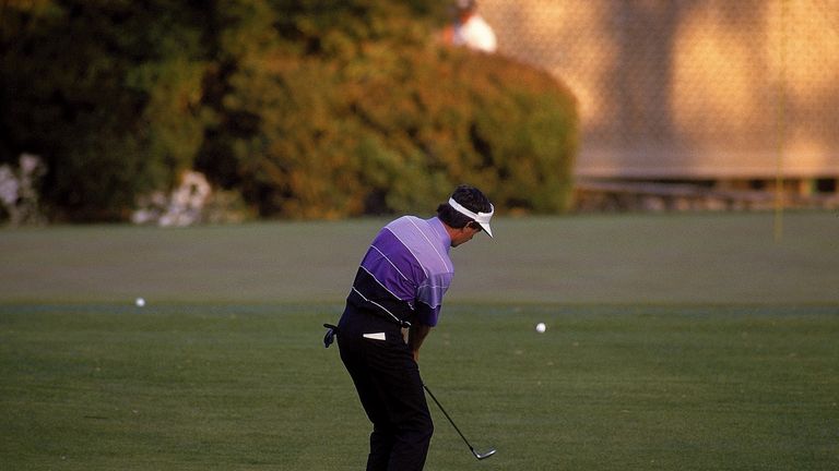 Larry Mize chips in to beat Greg Norman at the 1987 Masters