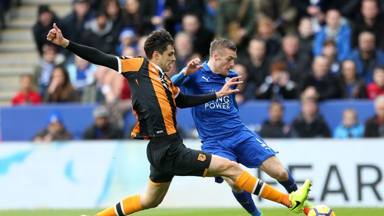 Leicester City's Jamie Vardy (right) and Hull City's Andrea Ranocchia battle for the ball during the Premier League match at the King Power Stadium