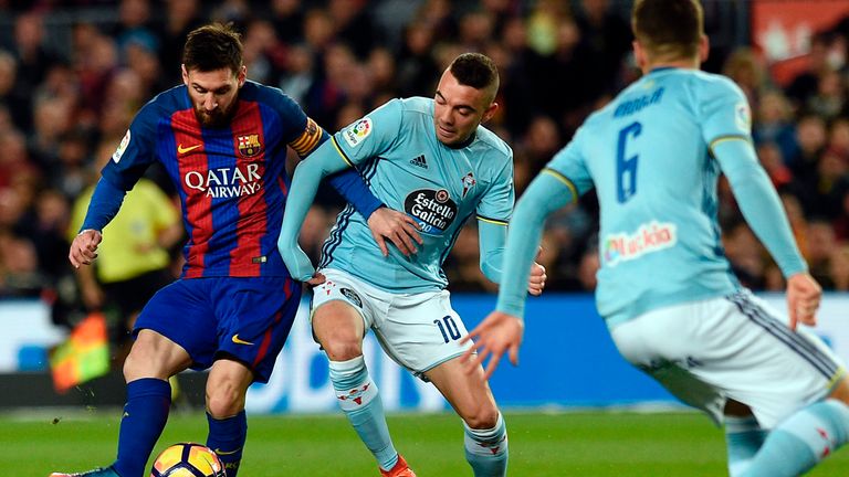 Barcelona's Argentinian forward Lionel Messi (L) vies with Celta Vigo's forward Iago Aspas 