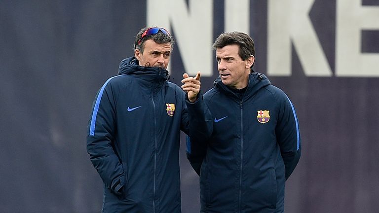 Barcelona's coach Luis Enrique (L) chats with Barcelona's second coach Juan Carlos Unzue