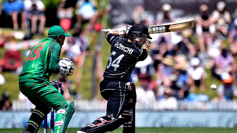 New Zealand's Luke Ronchi (R) bats watched by Bangladesh's keeper Nurul Hasan during the second one-day international cricket match between New Zealand and