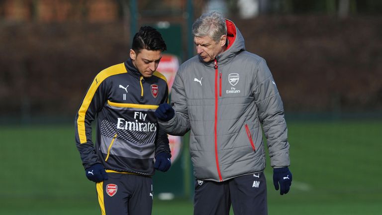 Arsene Wenger talks to Mesut Ozil 