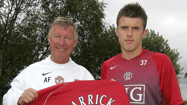 Carrick poses with Sir Alex following his signing in 2006
