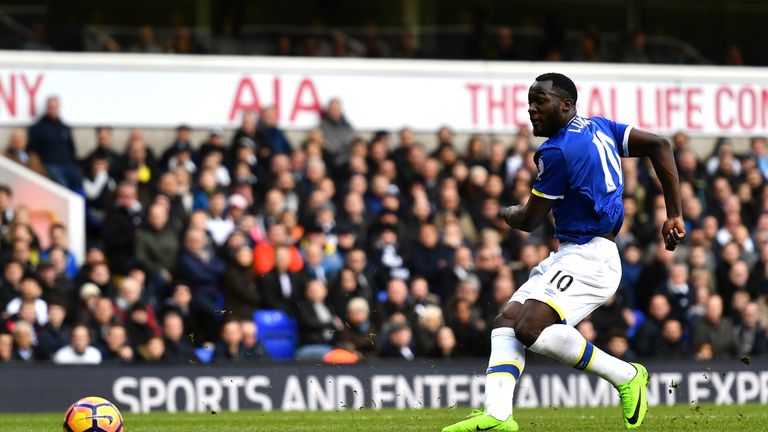 LONDON, ENGLAND - MARCH 05:  Romelu Lukaku of Everton scores his sides first goal during the Premier League match between Tottenham Hotspur and Everton at 