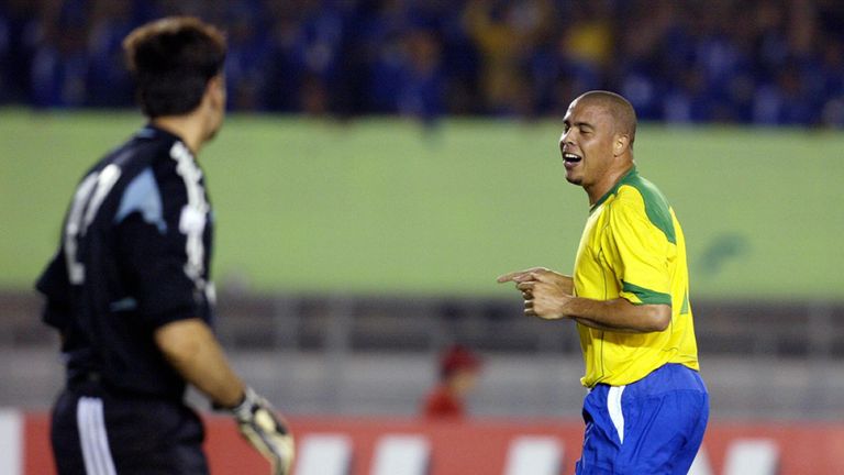 BUENOS AIRES, ARGENTINA:  Brazilian player Ronaldo (R) celebrates as he passes in front of Argentine goalkeeper Pablo Cavallero after he scored a penalty 0