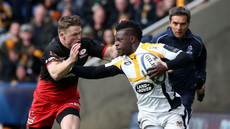 Christian Wade holds off Saracens' Chris Ashton during the 2016 Champions Cup semi-final