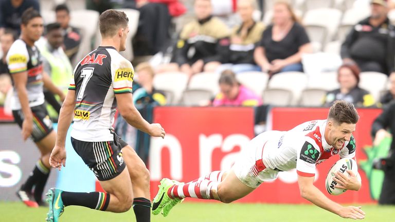 Gareth Widdop scores a try against Penrith