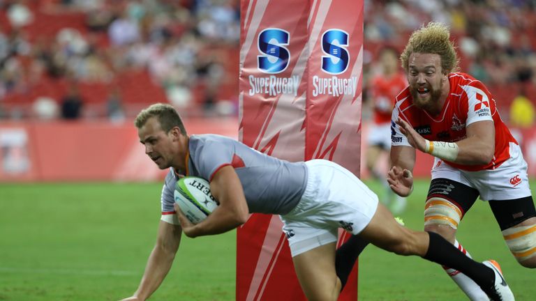 Lionel Cronje scores a try against the Sunwolves