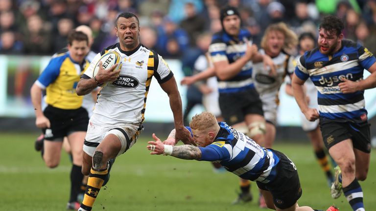 Kurtley Beale evades a tackle from Bath's Tom Homer to go on and score Wasps second try during the Aviva Premiership