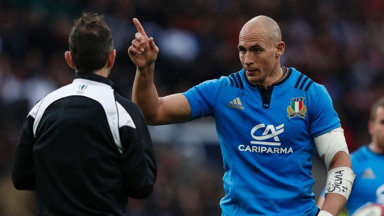 Italy's number 8 Sergio Parisse (R) gestures to the referee during the Six Nations international rugby union match between England and Italy at Twickenham 