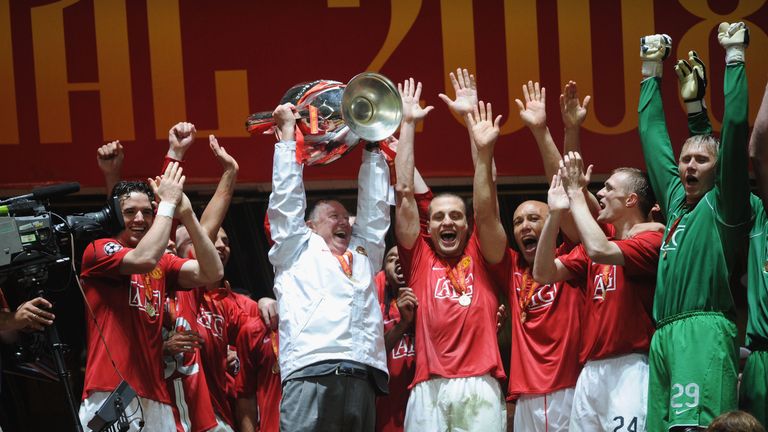 MOSCOW - MAY 21:  Sir Alex Ferguson, the Manchester United manager and his team celebrate with the trophy following their victory during the UEFA Champions