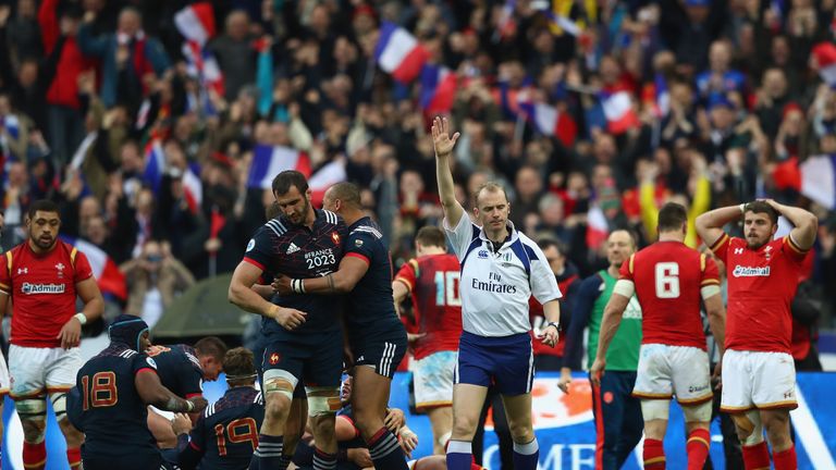 PARIS, FRANCE - MARCH 18:  Referee Wayne Barnes awards the winning try scored by Camille Chat during the RBS Six Nations match between France and Wales at 