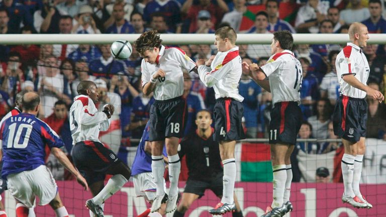 LISBON, PORTUGAL - JUNE 13:    Fussball: Euro 2004 in Portugal, Vorrunde / Gruppe B / Spiel 4, Lissabon; Frankreich - England ( FRA - ENG ) 2:1; 1:1 durch 