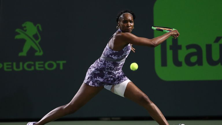 Venus Williams safely through to the last 32