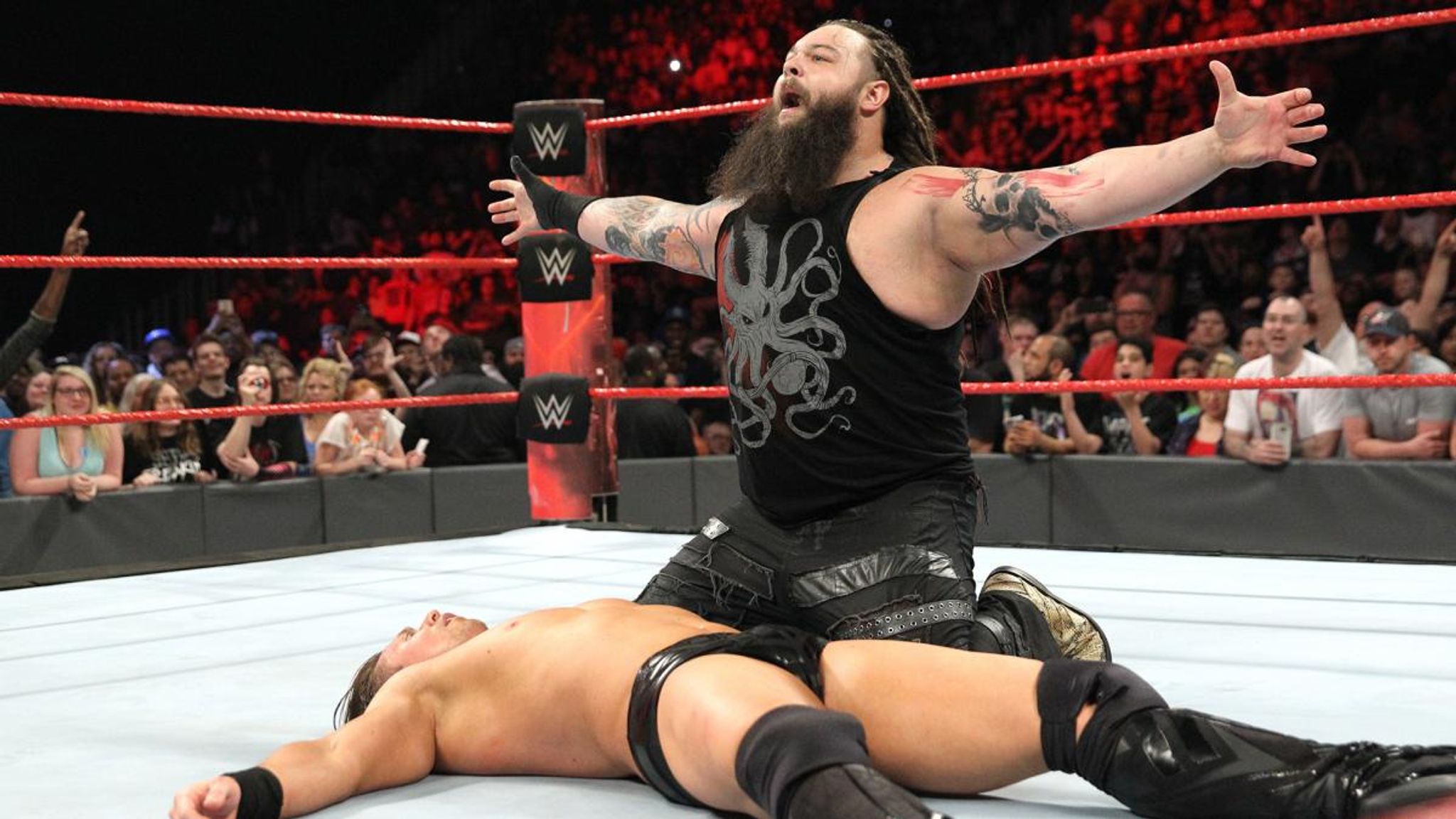 Реслинг видео. WWE Raw 2005 рестлеры. WWE 23 Wyatt. Bray Wyatt WWE 2023 фото.