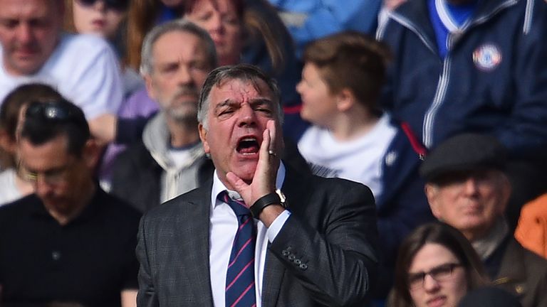 Crystal Palace's English manager Sam Allardyce gestures on the touchline during the English Premier League football match between Chelsea and Crystal Palac
