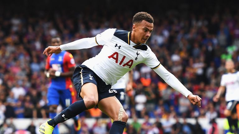 LONDON, ENGLAND - AUGUST 20: Dele Alli of Tottenham Hotspur in action during the Premier League match between Tottenham Hotspur and Crystal Palace 