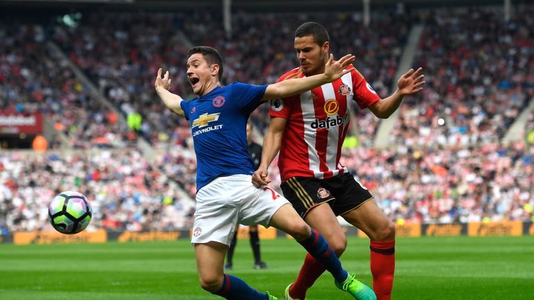 SUNDERLAND, ENGLAND - APRIL 09:  Ander Herrera of Manchester United is challenged by Jack Rodwell of Sunderland during the Premier League match between Sun