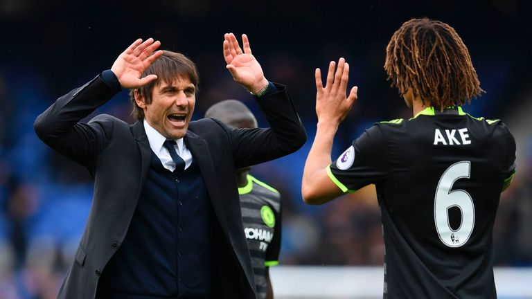 Chelsea's Italian head coach Antonio Conte (L) celebrates victory at the end of the English Premier League football match between Everton and Chelsea at Go