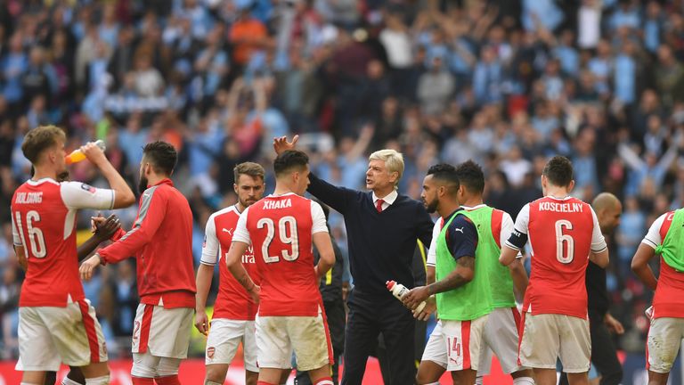 LONDON, ENGLAND - APRIL 23:  Arsene Wenger manager of Arsenal instructs players after the extra time half time during the Emirates FA Cup Semi-Final match 