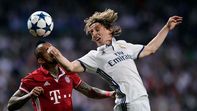 Bayern Munich's Chilean midfielder Arturo Vidal (L) vies with Real Madrid's Croatian midfielder Luka Modric