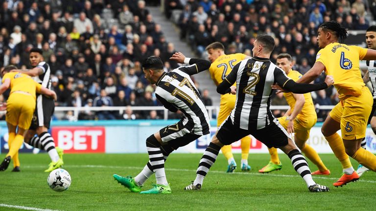 Ayoze Perez of Newcastle United (17) scores their first goal during the Sky Bet Championship match between Newcastle and Preston 
