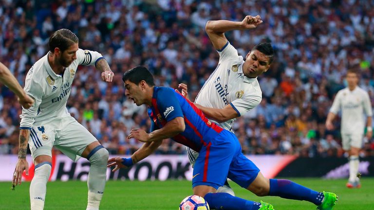 MADRID, SPAIN - APRIL 23:  Luis Suarez of Barcelona takes on Casemiro and Sergio Ramos of Real Madrid during the La Liga match between Real Madrid CF and F