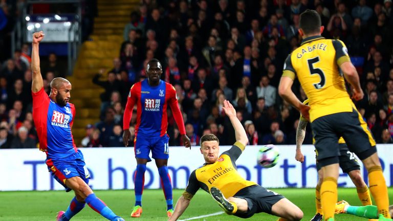 Andros Townsend of Crystal Palace scores their first goal during the Premier League match between Crystal Palace and Arsenal 
