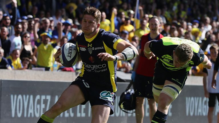 LYON, FRANCE - APRIL 23:  David Strettle of Clermont Auvergne breaks clear of Dan Leavy to score their second try during the European Rugby Champions Cup s