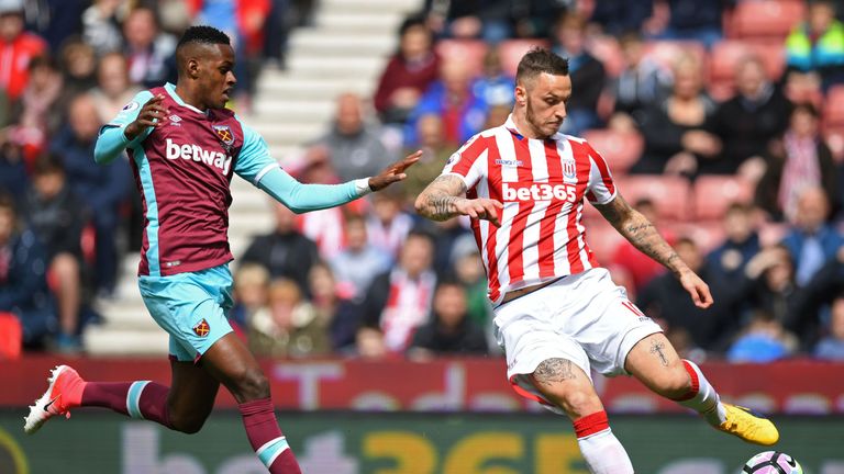 Stoke City's Austrian striker Marko Arnautovic (R) vies with West Ham United's Swiss midfielder Edimilson Fernandes (L) during the English Premier League 