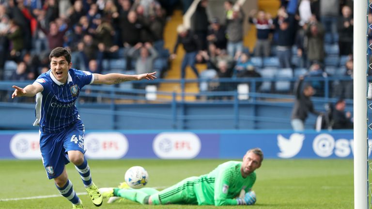 Sheffield Wednesday's Fernando Forestieri (left)