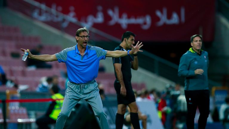 Head coach Tony Adams (L) of Granada CF gives instructions ahead coach Eduardo Berizzo (R) of RC Celta de Vigo during the La Liga clash