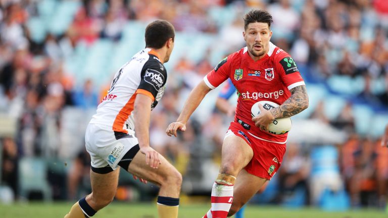 Gareth Widdop takes on the Wests Tigers defence 