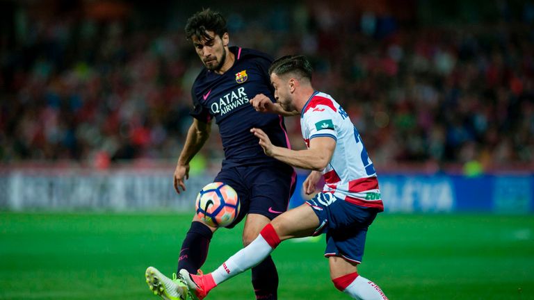 Barcelona's Andre Gomes (L) vies with Granada's Hector Hernandez during the Spanish league football match 