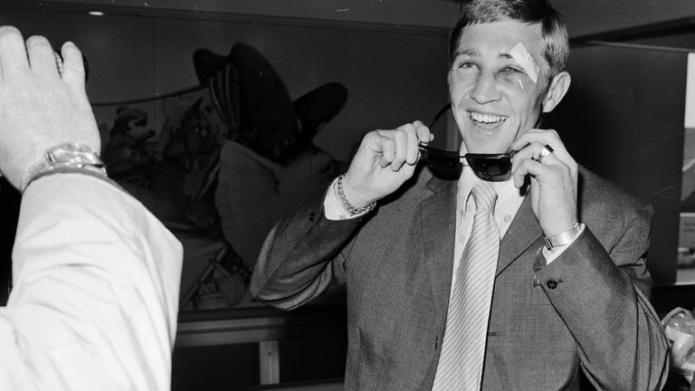 Ken Buchanan en el aeropuerto Heathrow de Londres después de la defensa de su corona mundial de peso ligero contra el panameño Ismael Laguna en Nueva York