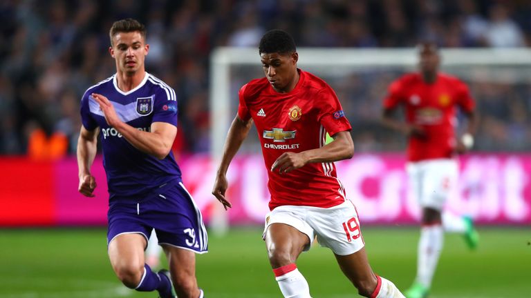 Leander Dendoncker tracks Marcus Rashford