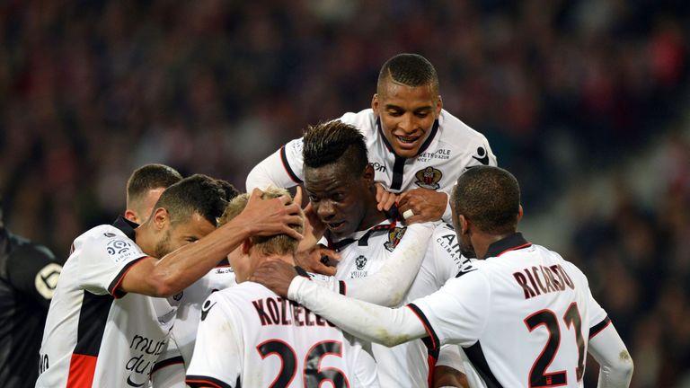 Nice's Italian forward Mario Balotelli celebrates with teammates after scoring a goal  during the French L1 football match between Lille (LOSC) and Nice (O