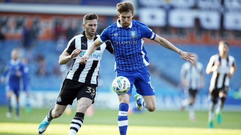 Newcastle United's Daryl Murphy and Sheffield Wednesday's Glenn Loovens battle for the ball 