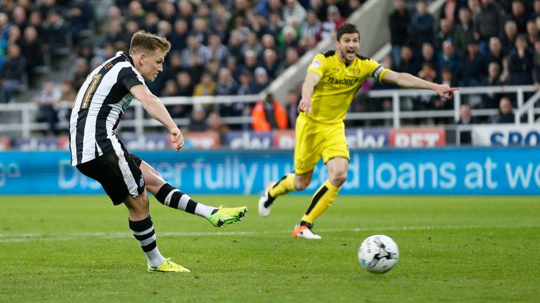 Newcastle United's Matt Richie scores a penalty only for referee Keith Stroud to reverse the decision on giving the penalty during the Sky Bet Championship