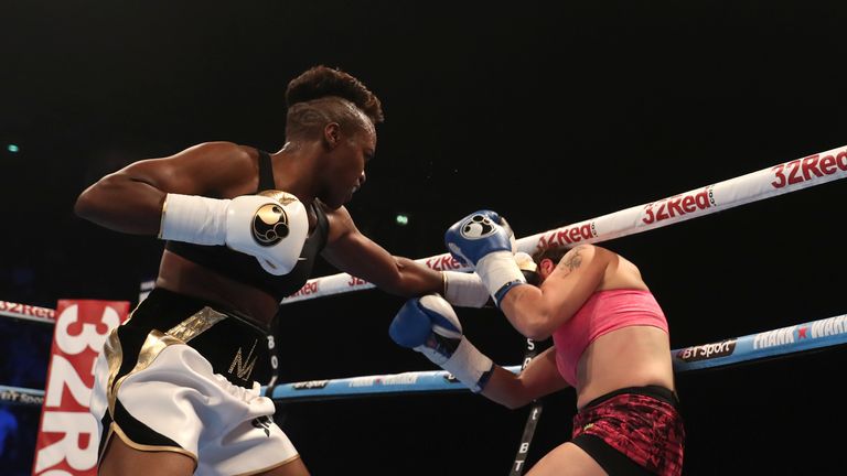 Nicola Adams won every round on her professional debut against Virginia Noemi Carcamp