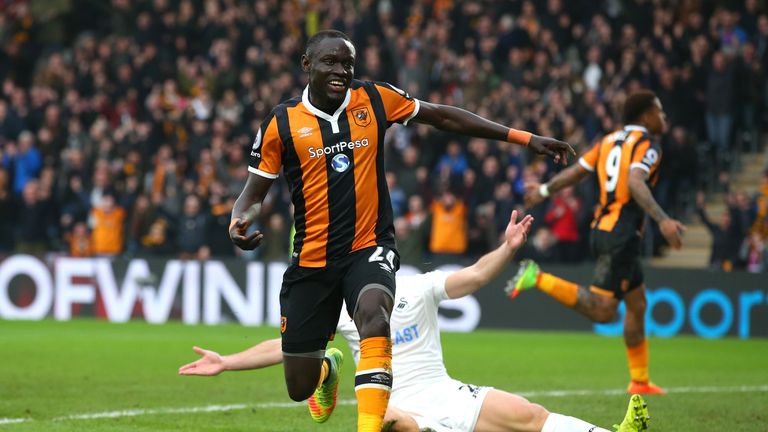 HULL, ENGLAND - MARCH 11:  Oumar Niasse of Hull City celebrates as he scores their second goal during the Premier League match between Hull City and Swanse