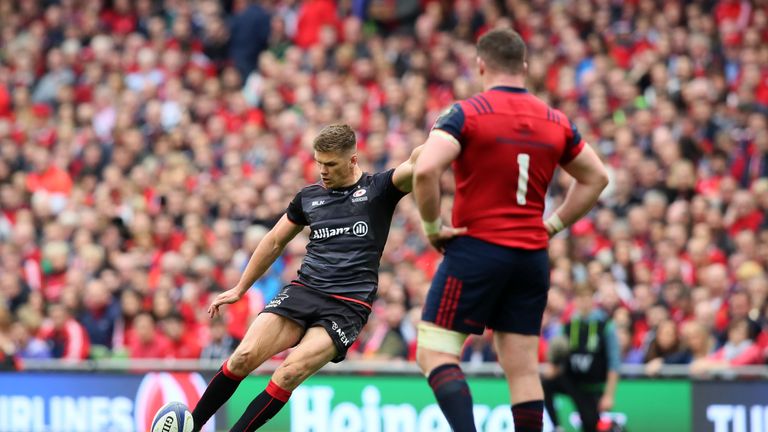 Owen Farrell Saracens' English fly-half (L) puts three points on the board as Munster's Irish prop Dave Kilcoyne watches 22/04/2017