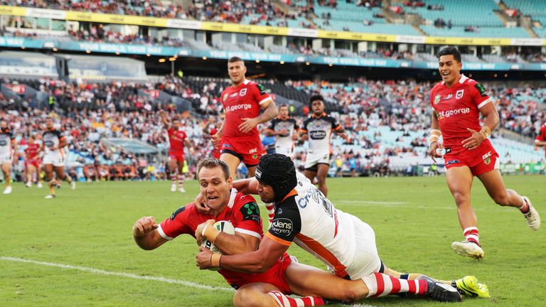 Jason Nightingale beats David Nofoaluma to score a try against Wests Tigers